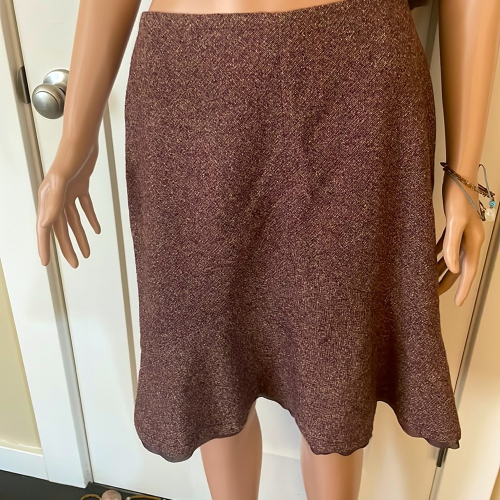 Woman’s size 6 ladies Casual Corner lined scalloped edge pencil skirt.